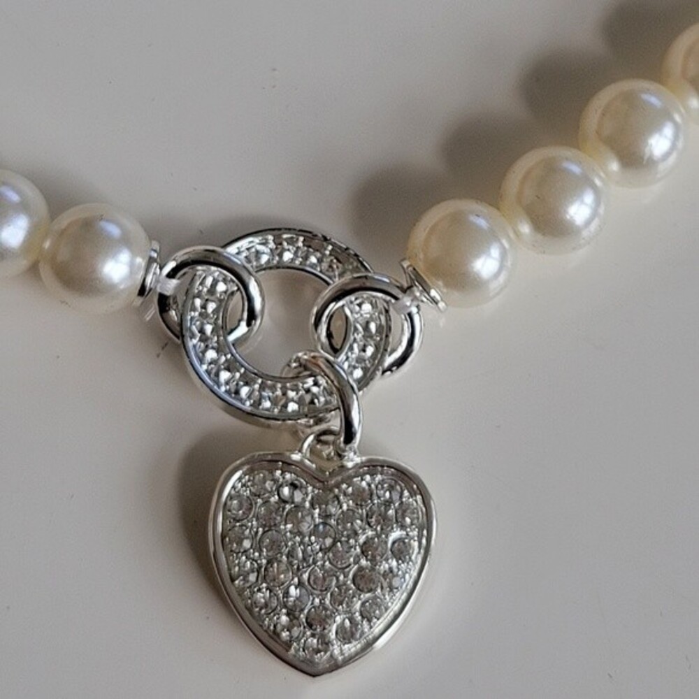 Avon | Gloria Pearlesque Heart Charm Necklace